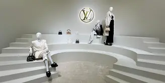 Louis Vuitton hadirkan Women’s 2026 Collection Resee, berlokasi di Sentral Senayan dan dikemas dengan begitu apik. Hal pertama yang memikat mata adalah ruangan khusus untuk koleksi dengan material spesial. Mulai dari exotic leather hingga fur. / Foto: Fimela.com.