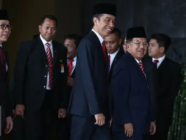 Presiden Jokowi dan Wapres Jusuf Kalla menuju ruang sidang tahunan MPR RI di ruang rapat paripurna 1 Gedung Nusantara, Jakarta, Selasa (16/8). Jokowi berpidato kenegaraan menyampaikan tentang pencapaian kinerja pemerintah. (Liputan6.com/Faizal Fanani)