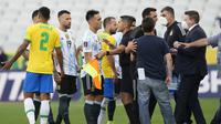 Kedua tim pun dilanda kebingungan. Pihak Anvisa meminta skuad Argentina untuk kembali ke ruang ganti dan laga pun dihentikan wasit. (Foto: AP/Andre Penner)