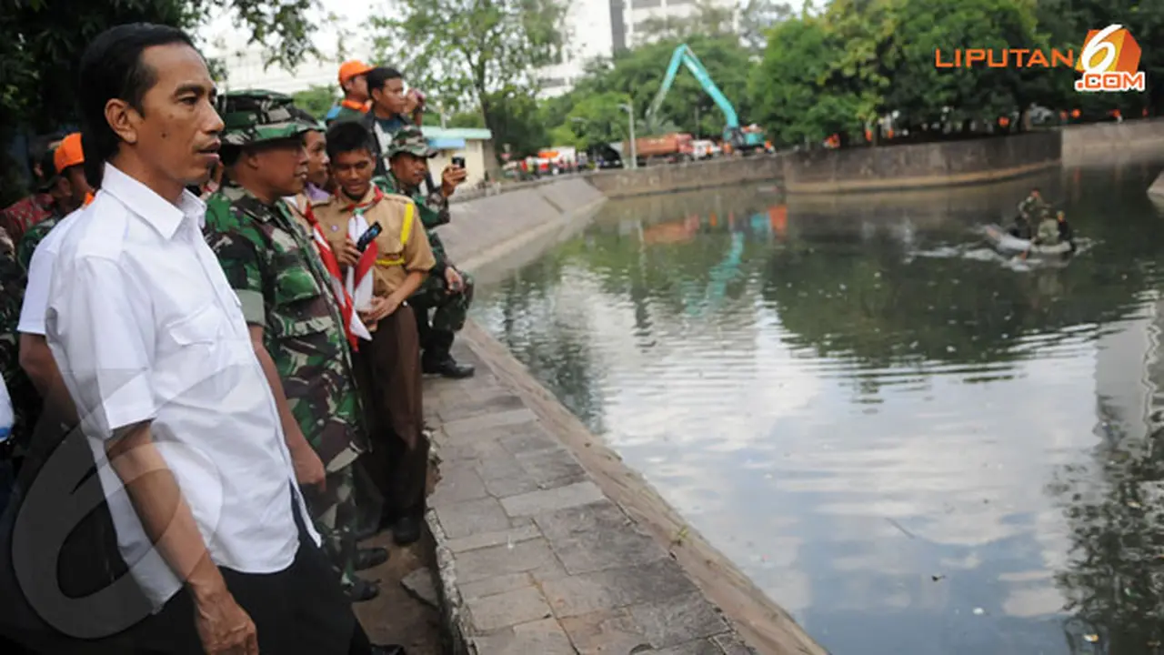 2-tni-bersihkan-ciliwung130629d.jpg