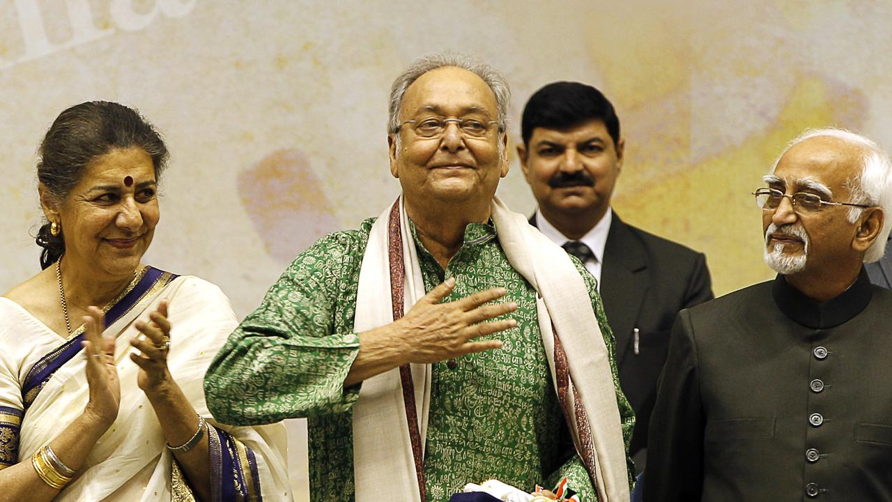 Aktor legendaris Soumitra Chatterjee (tengah, berbaju hijau) pada 2011 (AP Photo/ Manish Swarup, File)