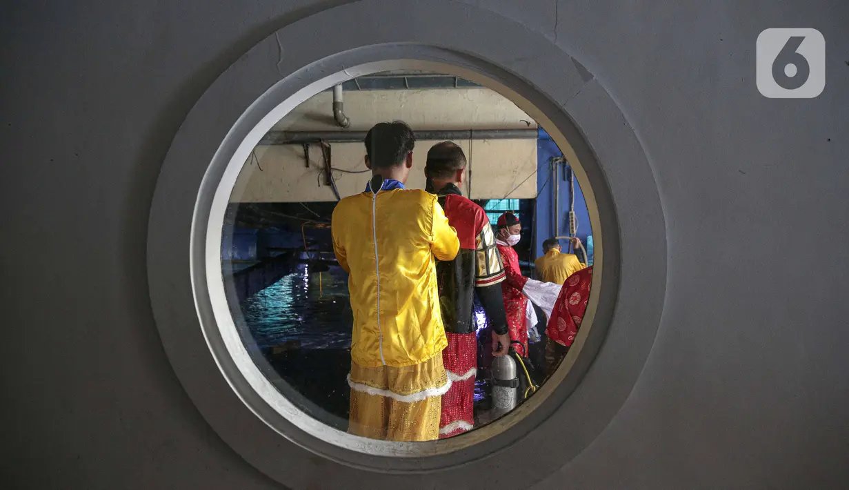 Penyelam bersiap jelang beraksi menghibur pengunjung di akuarium SeaWorld Ancol, Jakarta, Senin (24/1/2022). Atraksi barongsai dan liong tersebut digelar dalam rangka memeriahkan perayaan tahun baru Imlek 2573. (Liputan6.com/Faizal Fanani)