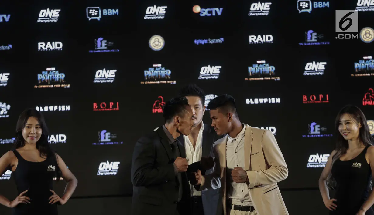 Atlet Martial Art Indonesia Sunoto (kedua kiri) dan Atlit Martial Art  Kamboja Rin Saroth berhadapansaat konferensi pers ONE: Kings of Courage di Jakarta, Kamis (18/1). (Liputan6.com/Faizal Fanani)