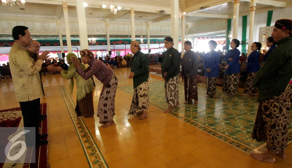 Sri Sultan Hamengkubuwono X menerima sejumlah abdi dalem di acara Syawalan di Bangsal Kepatihan Yogyakarta, Kamis (14/7). Syawalan diikuti oleh abdi dalem keparajan wilayah Provinsi DIY. (Liputan6.com/ Boy Harjanto)
