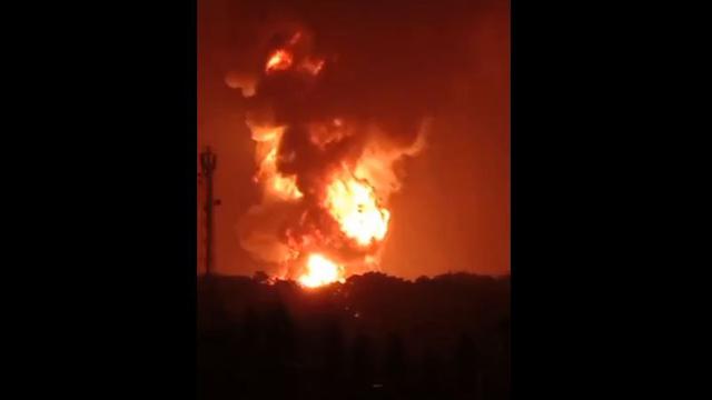 Tangki 36T 102 di kilang Pertamina Cilacap terbakar, diduga tersambar petir. (Foto: Tangkapan layar video/Istimewa)