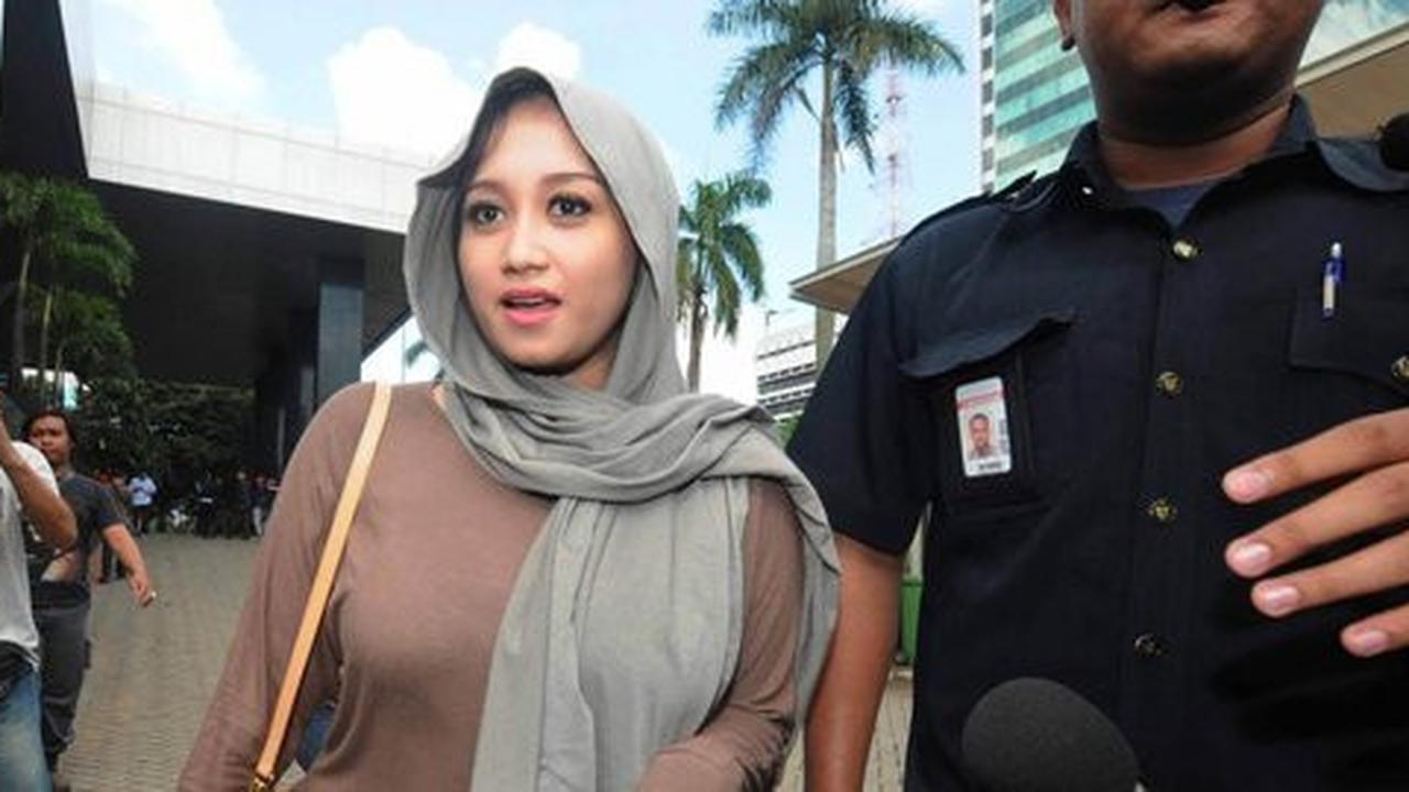 Istri-istri Ahmad Fathanah yang tunggangi mobil mewah