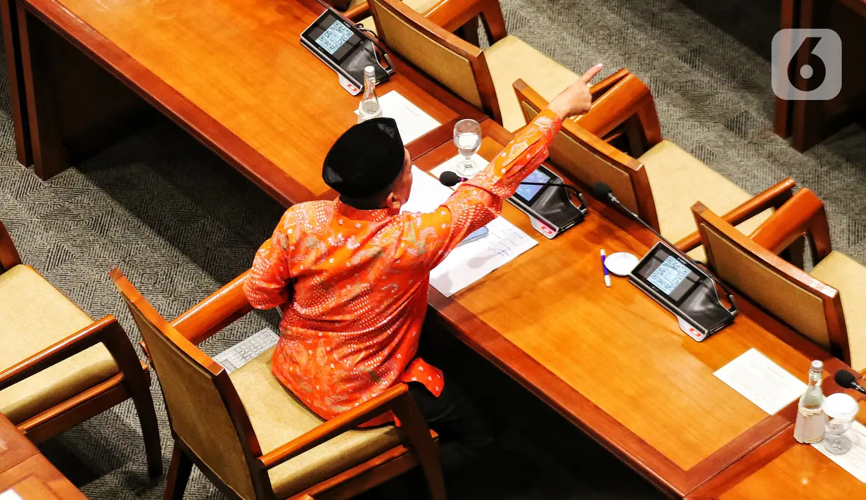 Anggota Komisi VIII DPR RI Fraksi PKS Iskan Qolba Lubis bereaksi saat rapat paripurna pengesahan Rancangan Undang-Undang Kitab Undang-Undang Hukum Pidana (RUU KUHP) menjadi Undang-Undang di Jakarta, Selasa (6/12/2022). Iskan Qolba Lubis mengaku tak setuju dengan dua pasal yang dianggap masih karet. (Liputan6.com/Angga Yuniar)