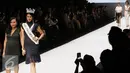 Desainer berpose bersama Miss Indonesia 2016, Natasha Mannuela Halim saat parade desainer dalam pembukaan Jakarta Fashion Week 2017 di Senayan City, Jakarta, Sabtu (22/10 (Liputan6.com/Immanuel Antonius)