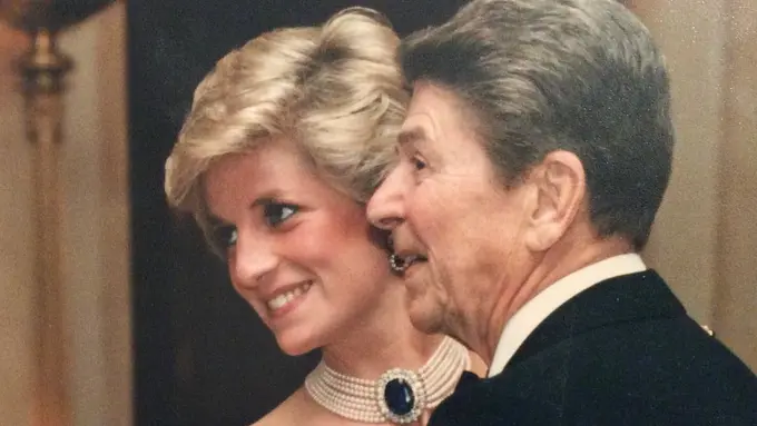 Gaun Beludru Putri Diana Dilelang 6 Triliun, Siapa Mau Beli?