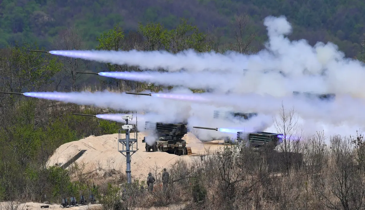 Roket-roket diluncurkan saat latihan militer antara AS dan Korsel di Seungjin, Seoul, Rabu (26/4). Latihan gabungan tersebut diselenggarakan berkenaan dengan spekulasi uji nuklir Pyongyang yang ke-enam. (AFP PHOTO / JUNG Yeon-Je)