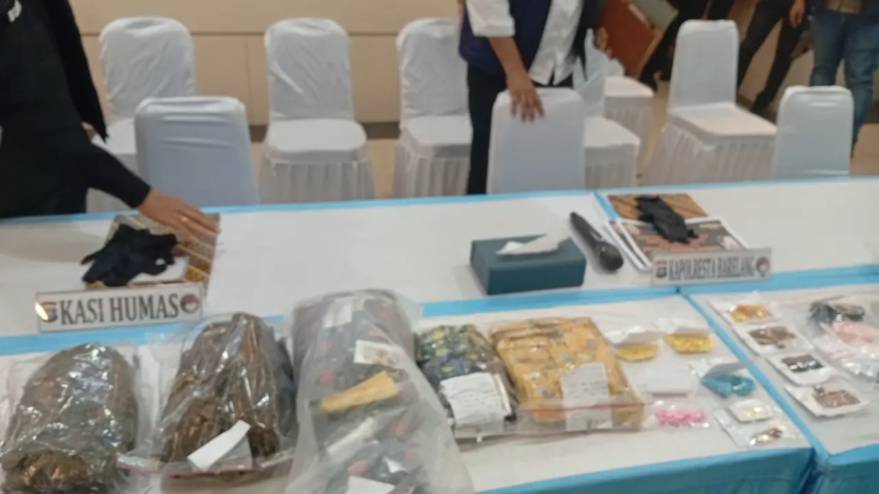 Polisi bongkar peredaran 2.672 vape ganja dari Malaysia. (Liputan6.com/Ajang Nurdin)