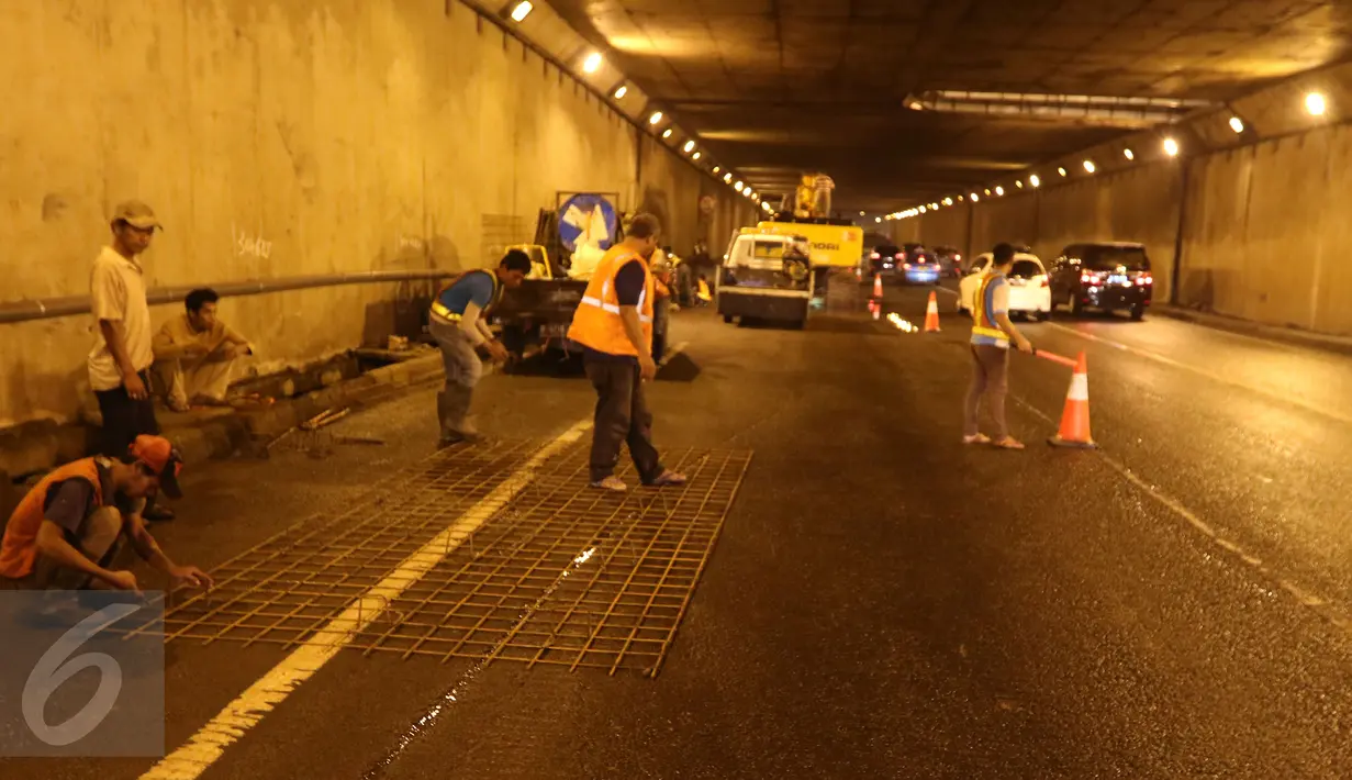 Sejumlah pekerja bersiap memperbaiki jalan yang rusak berlubang di ruas Tol JORR tepatnya di terowongan Pasar Rebo, Jakarta, Senin (29/2) malam. Kondisi jalan yang rusak itu menyebabkan kemacetan panjang. (Liputan6.com/Herman Zakharia)