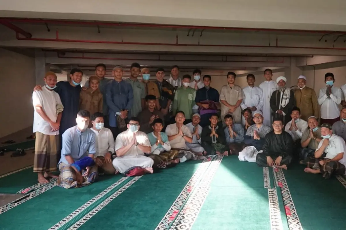Timnas Indonesia salat Idulfitri di Hotel Fairmont, Jakarta.