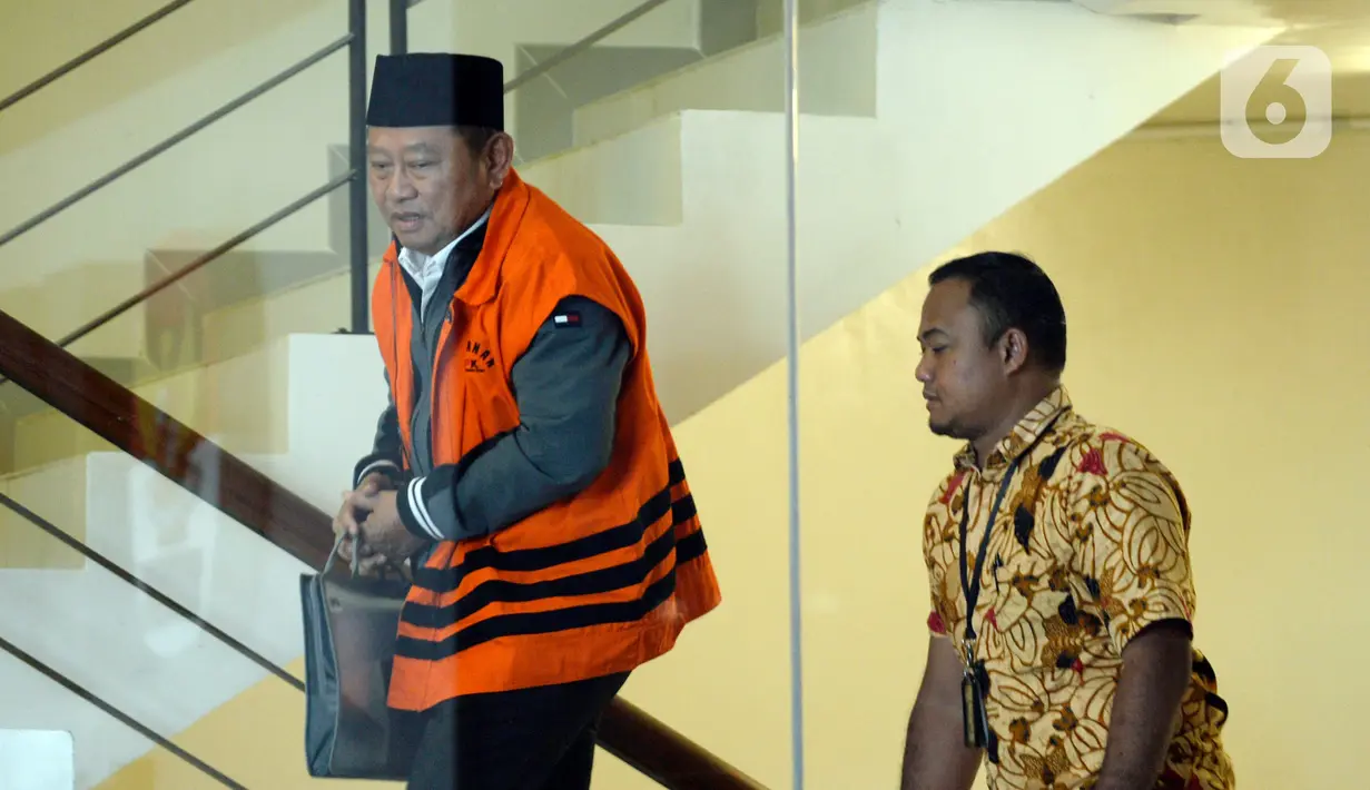 Bupati nonaktif Sidoarjo Saiful Ilah (kiri) menaiki tangga menuju ruang pemeriksaan di Gedung KPK, Jakarta, Jumat (6/3/2020). Saiful Ilah diperiksa sebagai tersangka untuk melengkapi berkas terkait dugaan menerima suap proyek infrastruktur di Dinas PUPR Kabupaten Sidoarjo. (merdeka.com/Dwi Narwoko)