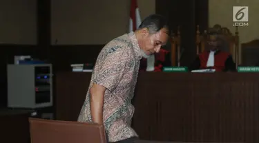 Tersangka kasus dugaan suap pengadaan monitor satelit Bakamla, Nofel Hasan bersiap mengikuti sidang perdana di Pengadilan Tipikor, Jakarta, Rabu (3/1). Sidang beragendakan pembacaan dakwaan Jaksa Penuntut Umum. (Liputan6.com/Helmi Fithriansyah)