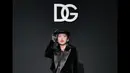 Menghadiri pertunjukan Dolce & Gabbana di Milan Fashion Week, anggota ITZY Yeji muncul dengan apa yang oleh netizen Korea disebut sebagai “Funeral Outfit”, namun tetap cantik. Ia tampil memukau dengan busana serba hitam dan lipstik merah merona. [@itzy.all.in.us].