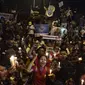 Massa pendukung Ahok menyalakan lilin di depan Rutan Cipinang (Liputan6.com/ Muhammad Radityo Priyasmoro)