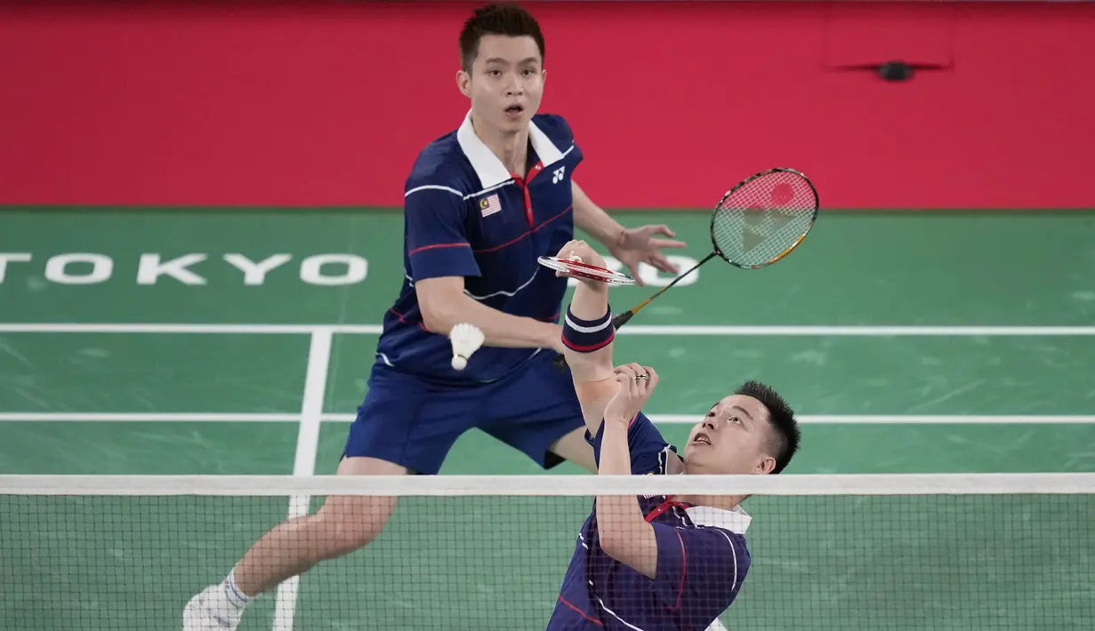 Pasangan Malaysia terus menjaga keunggulan dan memperbesar defisit skor hingga 18-10. Beberapa kesalahan juga ditunjukkan oleh pasangan Indonesia. Gim pertama akhirnya dimenangkan oleh Chia/Soh dengan skor 21-14. (Foto: AP/Dita Alangkara)