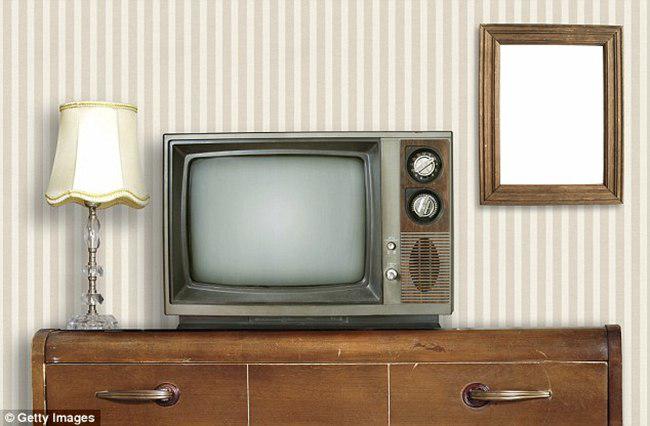 Banyak orang tua, setelah membeli televisi layar datar, mereka menaruh televisi lamanya di tempat yang tak semestinya, sehingga mudah terjatuh | foto: copyright dailymail.co.uk
