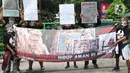 Massa aksi yang tergabung dalam Koalisi Monyet Ekor Panjang (Gabungan Animal Friends Jogja dan Aksi Peduli Monyet) menggelar unjuk rasa di depan Kementerian Lingkungan Hidup dan Kehutanan, Jakarta Pusat, Senin (23/5/2022). Aksi ini wujud kekhawatiran akan tren memelihara satwa monyet yang makin merebak akhir-akhir ini. (Liputan6.com/Johan Tallo)