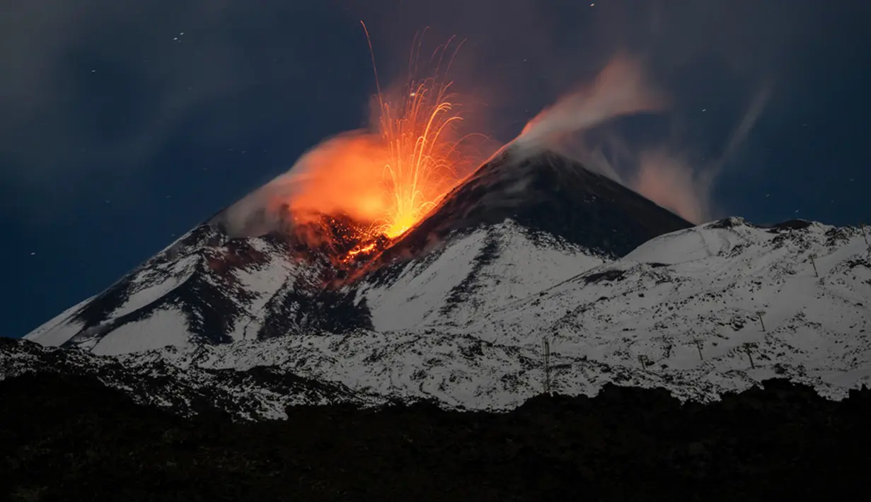 Sekitar 3.000 orang yang tinggal di lereng gunung meninggal karena sesak napas. Lebih buruk lagi, Etna menyemburkan abu dan lava ke angkasa. (AP Photo/Etnawalk, Giuseppe Di Stefano)