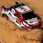 Pembalap Toyota Gazoo Racing Frenando Alonso dan Marc Coma bersaing pada stage kelima Reli Dakar 2020 antara Al Ula dan Hail di Arab Saudi, Kamis (9/1/2020). Alonso mencetak sejarah sebagai juara dunia Formula 1 (F1) pertama yang berlaga di ajang Reli Dakar. (AP Photo/Bernat Armangue)