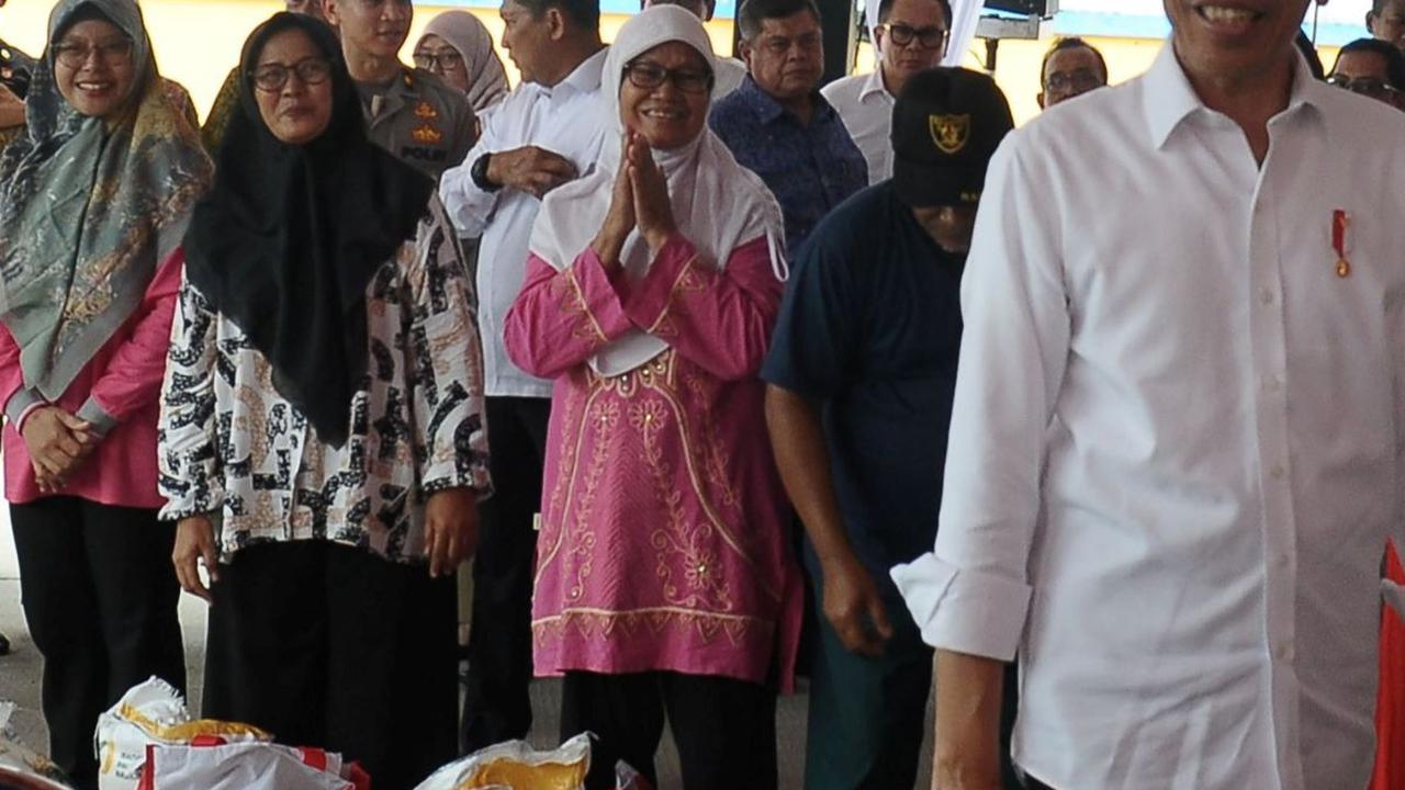 Hal tersebut disampaikan Presiden Jokowi saat meninjau dan pemberian bantuan sosial di gudang Perum Bulog di Dramaga, Kabupaten Bogor, Jawa Barat.