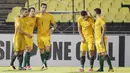 Para pemain Australia merayakan gol yang dicetak oleh Robbie Kruse ke gawang Suriah pada laga Kualifikasi Piala Dunia 2018 di Stadion Hang Jebat, Kamis (5/10/2017). Suriah bermain imbang 1-1 dengan Australia. (AP/Vincent Thian)