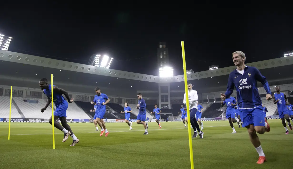 Para Pemain Prancis melakukan pemanasan selama sesi latihan di stadion Jassim Bin Hamad di Doha, Qatar, Senin, 12 Desember 2022.  Prancis berhasil lolos ke semifinal usai menyingkirkan Inggris dengan skor 2-1 pada babak perempat final. (AP Photo/Christophe Ena)