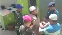 Pemimpin pondok pesantren Kolaka, Muhammad Sutamin (baju cokelat), saat diintimidasi oknum anggota TNI AL, Kamis (9/1/2020).(Liputan6.com/Ahmad Akbar Fua)