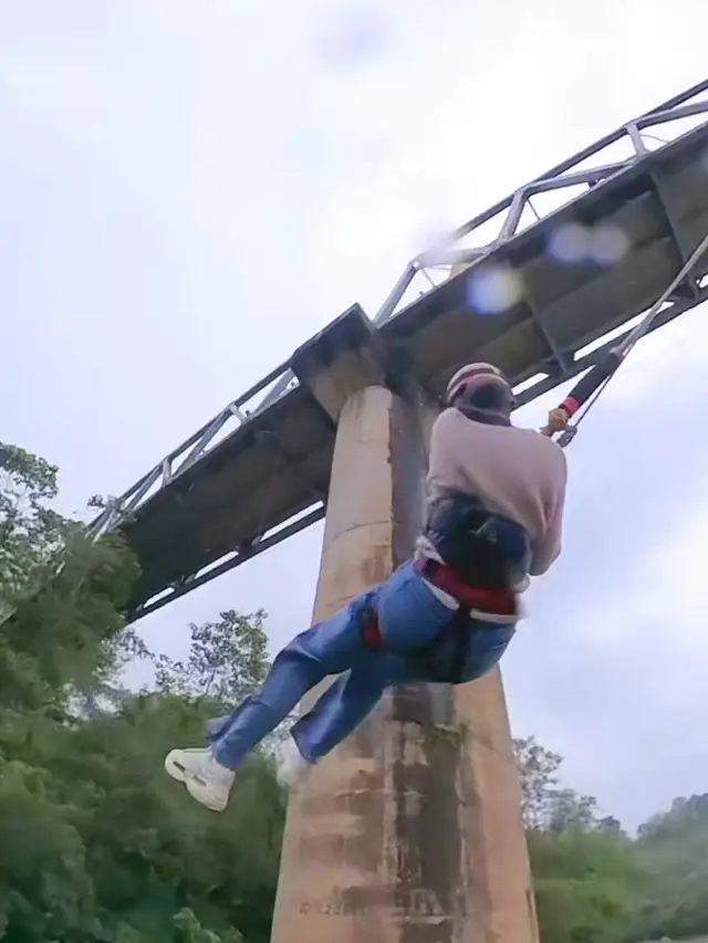 Dara Arafah Jajal Bungee Jumping