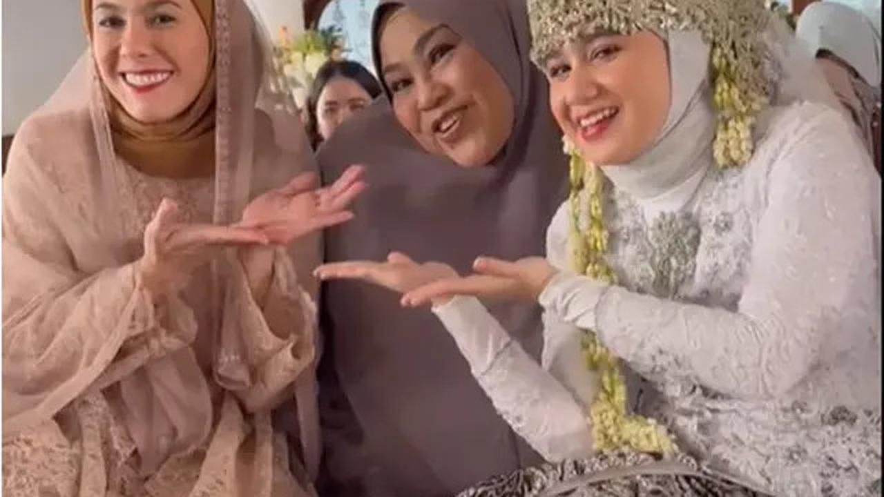 6 Potret Berhijab Wulan Guritno dan Tissa Biani di Proses SyutingFilmNorma