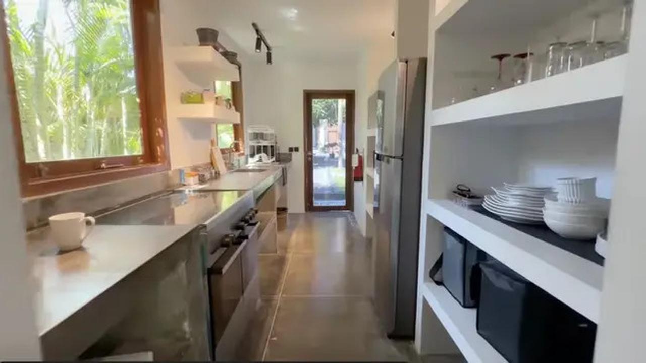 7 Potret Dapur Rumah Nino Fernandez dan Steffi Zamora di Bali, Desain Memanjang Minimalis