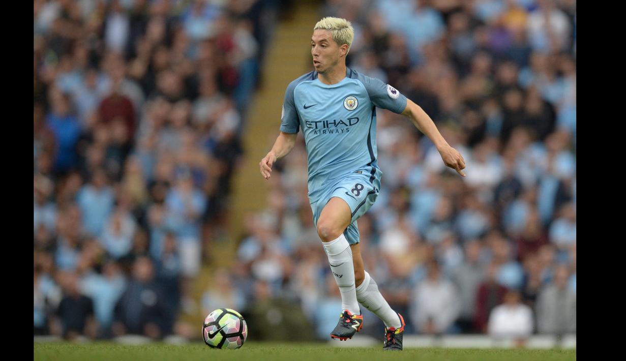 Nasri yang pernah bermain untuk Arsenal dan Manchester City memutuskan untuk gantung sepatu alias pensiun dari sepak bola profesional pada usianya yang baru 34 tahun. (AFP/Oli Scarff)