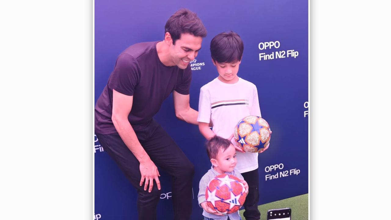 Pesepak bola legendaris Ricardo Kaka berfoto bersama dua putra Raffi Ahmad: Rafathar dan Rayyanza saat kunjungannya ke Oppo Gallery Plaza Indonesia.
