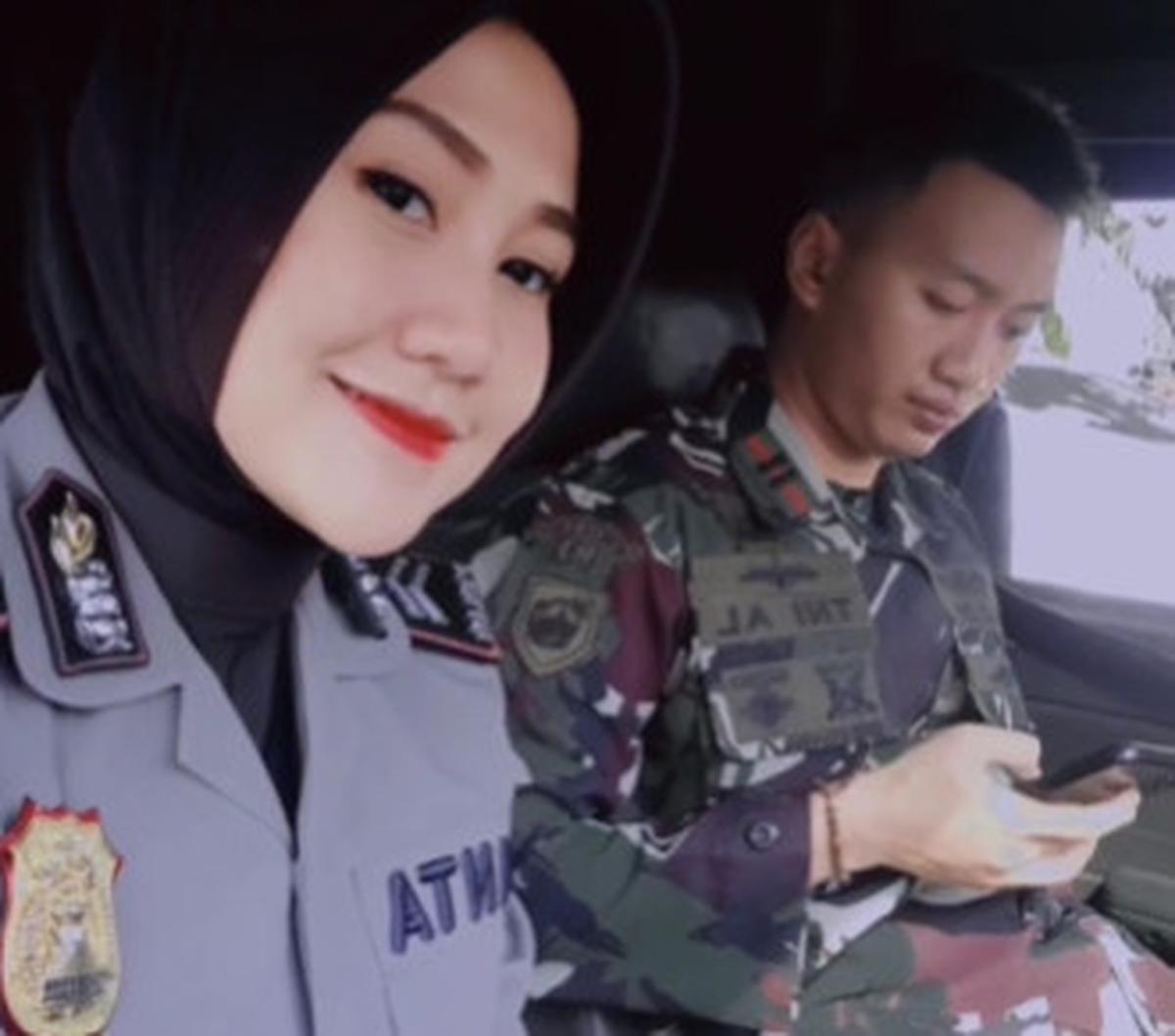 Brigadir Polisi Sinta Dewi kerap kali membagikan momen romantis bersama sang suami yang merupakan seorang perwira marinir.