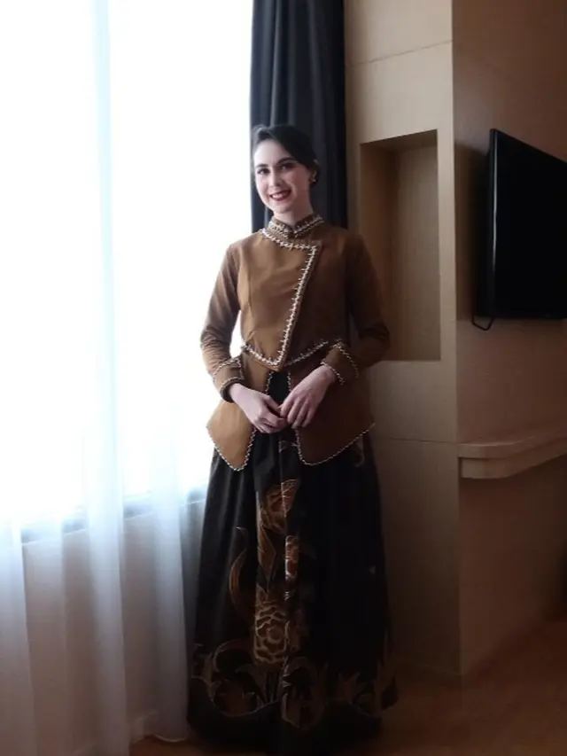 Inspirasi Outfit Ibu Pejabat ala Arumi Bachsin
