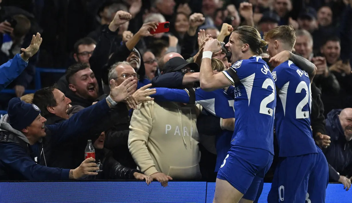 Chelsea sempat memimpin 2-0 melalui penalti Cole Palmer menit 15 dan gol Mykhaylo Mudryk menit 48. (JUSTIN TALLIS / AFP)