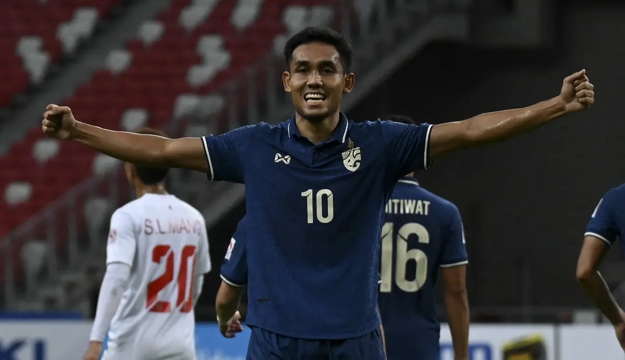 Teerasil Dangda. Striker berusia 33 tahun yang kini memperkuat BG Pathum United di Liga Thailand ini merupakan striker andalan yang telah mencetak 3 gol di Piala AFF 2020. Bersama Timnas Thailand, ia telah mencetak 49 gol dari total 109 Caps. (AFP/Roslan Rahman)