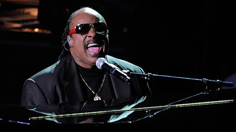 Pacar Stevie Wonder Hamil Kembar Tiga