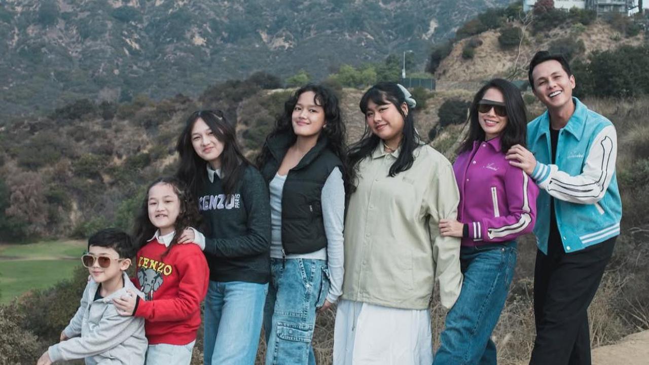 7 Potret Momen Kehangatan Keluarga Andhika dan Ussy, Bukti Cinta yang Makin Erat dengan Anak-anak