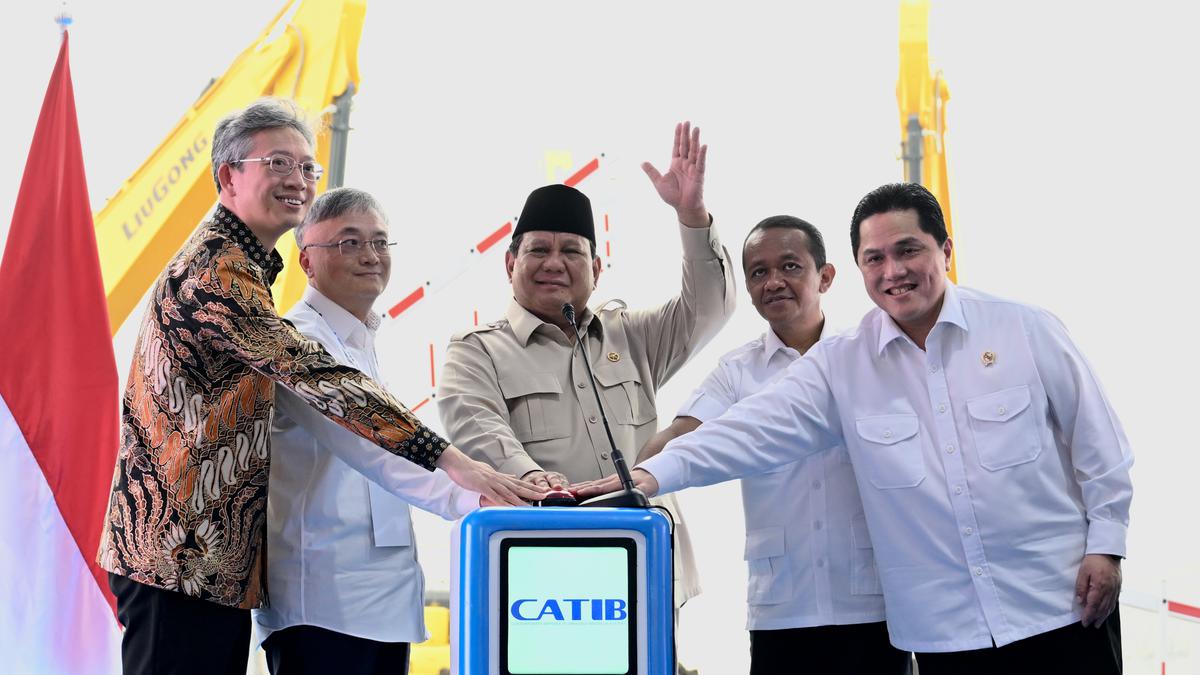 Momen Prabowo Kaget Lihat Tomy Winata saat Resmikan Ekosistem Baterai Mobil Listrik Karawang