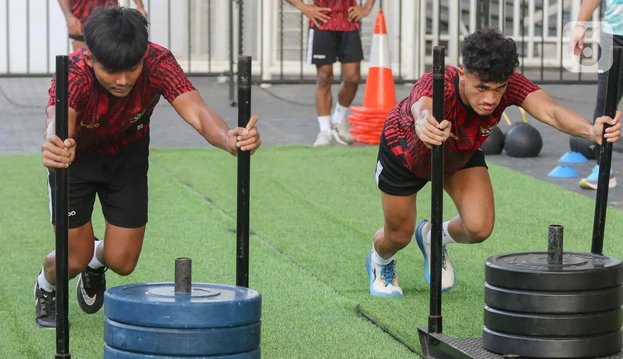 Diantaranya, latihan fisik yang berfokus pada penguatan otot tangan dan paha dengan menarik atau mendorong beban. (Liputan6.com/Herman Zakharia)