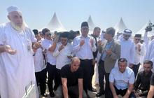 Menengadahkan Tangan, JK Panjatkan Doa di Depan Pusara Pemimpin Hamas Ismail Haniyeh di Qatar