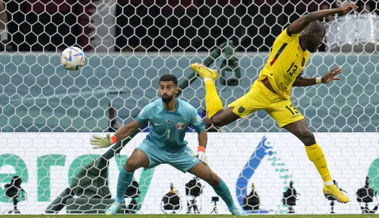Enner Valencia menjadi pencetak gol sekaligus brace pertama di Piala Dunia 2022 saat laga pembuka antara tuan rumah Qatar melawan Ekuador di Stadion Al Bayt, Minggu (20/11/2022). Gol pertama Valencia dicetak pada menit ke-16 lewat tendangan penalti. Sementara gol keduanya dilcetak lewat tandukannya pada menit ke-31. Dua gol pemain Fenerbache tersebut berhasil membuat Ekuador menang 2-0 atas tuan rumah Qatar. (AP/Natacha Pisarenko)