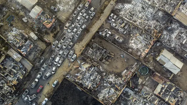 Rumah-rumah dan mobil terbakar akibat kebakaran hutan mencapai lingkungan Villa Independencia di Vina del Mar, Chile, Sabtu, 3 Februari 2024. ( Esteban Felix/AP)