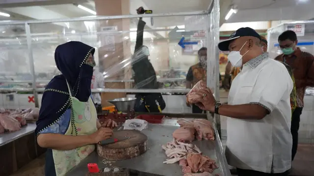 Sekretaris Jenderal Kementerian Perdagangan, Suhanto, saat menanyakan harga bahan pokok ke pedagang Pasar Pedurungan. (Foto: Liputan6.com/Felek Wahyu)