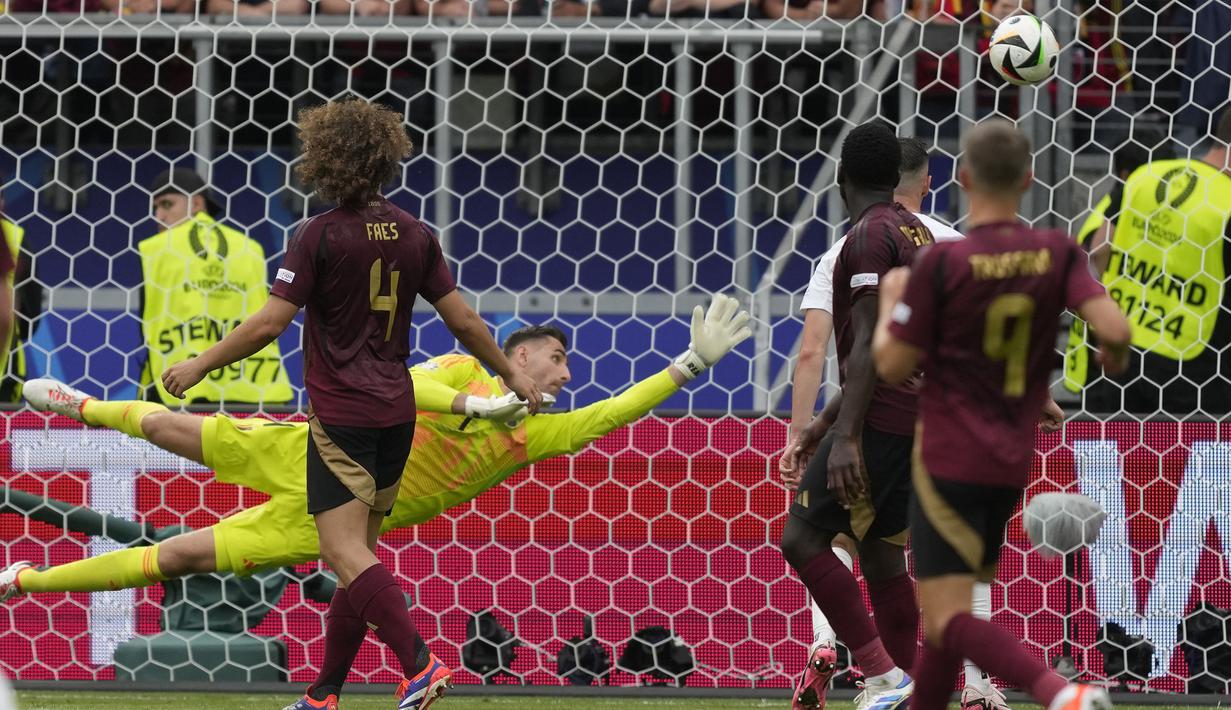 Kiper Timnas Belgia, Koen Casteels terbang untuk melakukan penyelamatan saat menghadapi Timnas Slovakia pada laga Grup E Euro 2024 di Waldstadion, Frankfurt, Jerman, Senin (17/6/2024). (AP Photo/Michael Probst)