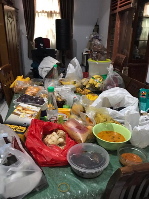 Viral, kisah warganet diberi berbagai makanan oleh tetangga saat isolasi mandiri. Sumber: Twitter/@SeputarTetangga