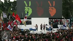 Grup musik Project Pop saat menghibur para pendukung Ahok - Djarot pada konser gue 2 di Jakarta, Sabtu (4/2). Sejumlah artis meramaikan konser gue 2 untuk mendukung pasangan calon nomer 2 Ahok - Djarot pada Pilkada DKI Jakarta. (Liputan6.com/Johan Tallo)